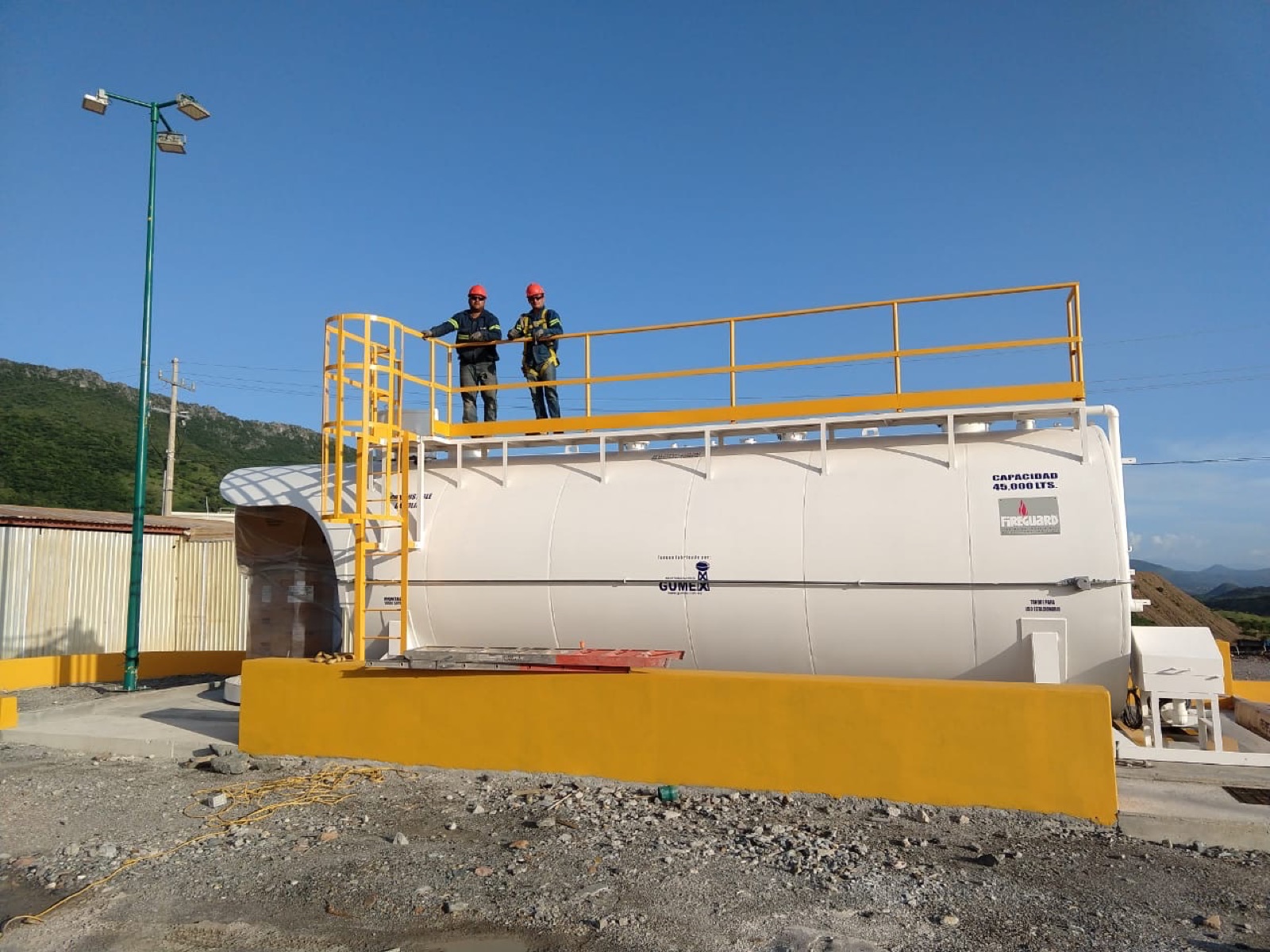 Inspección en plataforma superior del tanque