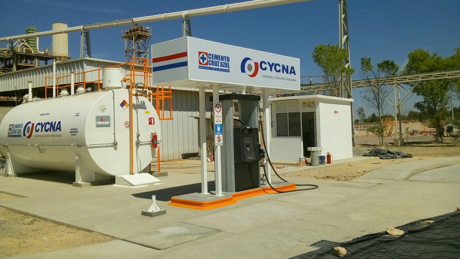Tanque normado con cerco y plataforma de acceso