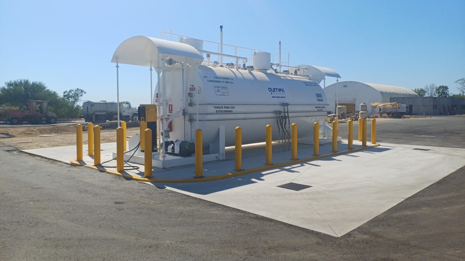 Estación de combustible con barreras de seguridad vehicular
